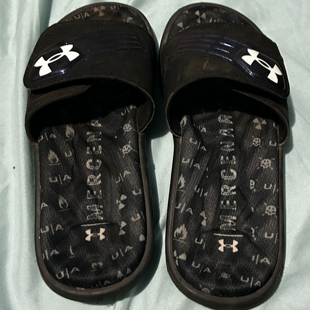 Boys under Armour size 3 slides
